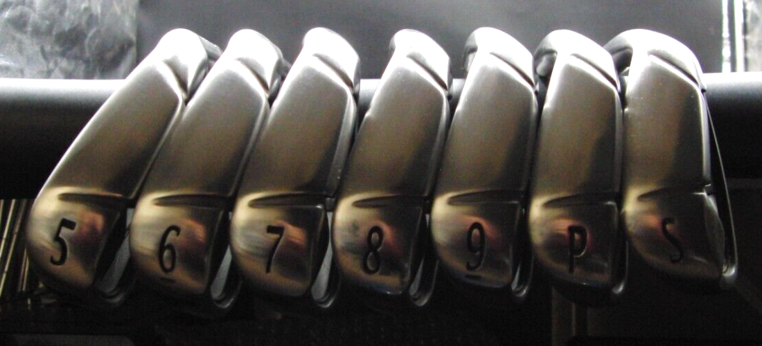 Set of 7 x Wilson Staff D250 Irons 5-SW Regular Graphite Shafts